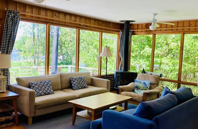 3 Season Cottage - Shadow Lake, Coboconk - Perfecto para familias, adultos y niños