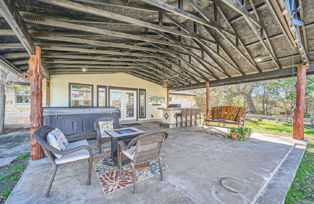 3 Secluded Country Homes on 15 Acres. Pool, Ping Pong, Hot Tub, Patio, Pond and BBQ. Close to COTA.
