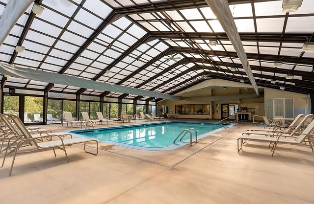 3 Spacious Villas with Full Kitchen and Indoor Pool | Free Parking