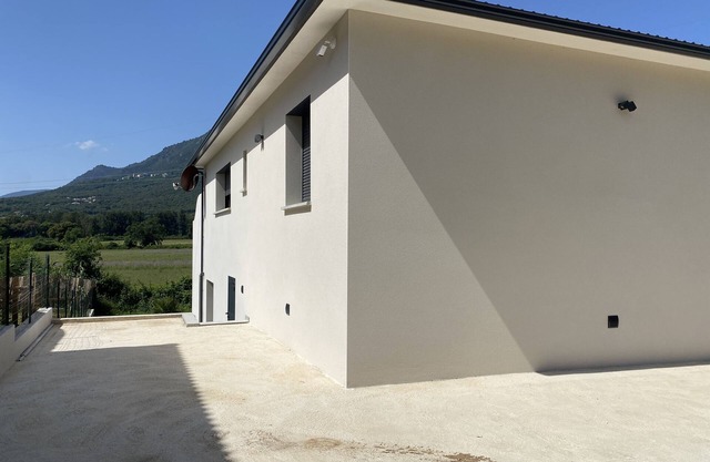3-star apartment with mountain views, 5-minute drive from the beach