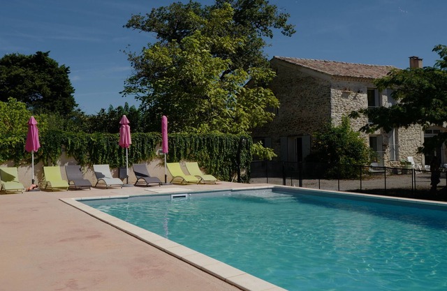 Casa rural de 3 estrellas con piscina en casa rural provenzal rodeada de viñedos para 8 personas.