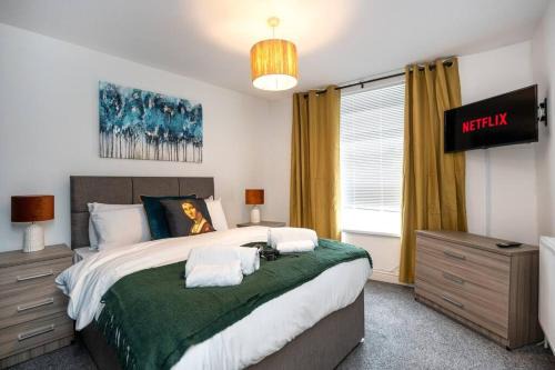 3 Storey House, 2 Bathrooms, Smart Tv's all rooms!