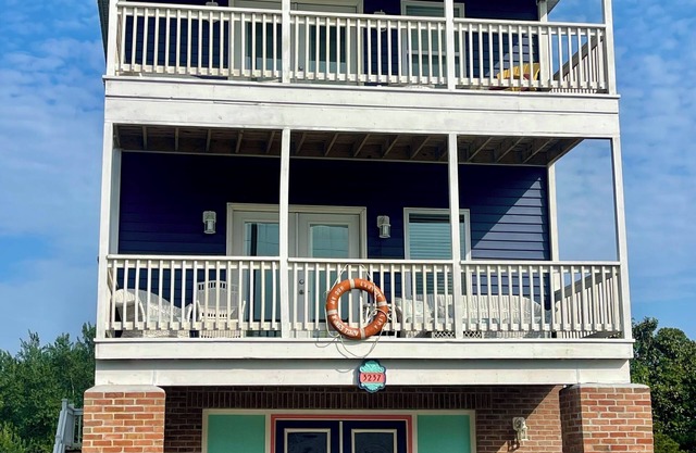 3 story 2-bedroom house, Large decks, waterview, near beach, Fitness, Game room