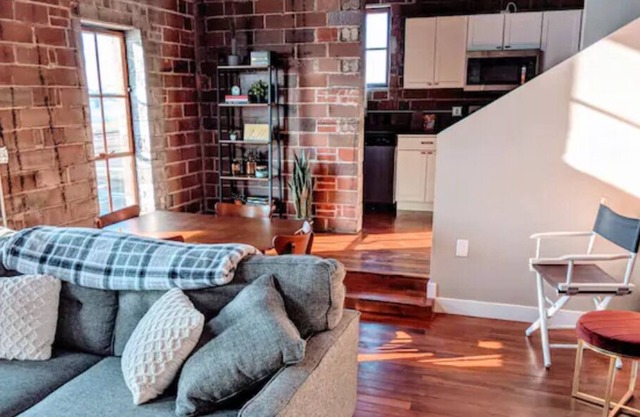 3 STORY Penthouse-King Bed +Downtown Davenport