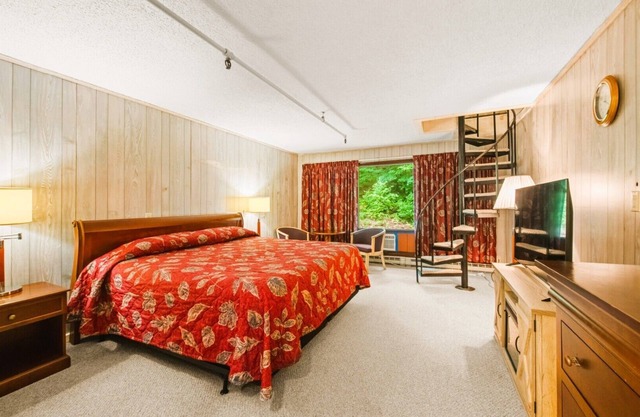 3-Story Retreat Spiral Staircase –Wildlife, Lakes, Hiking & More