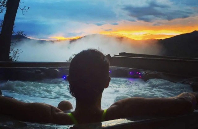 3 suites con privacidad y excelentes vistas a la montaña y bañera de hidromasaje