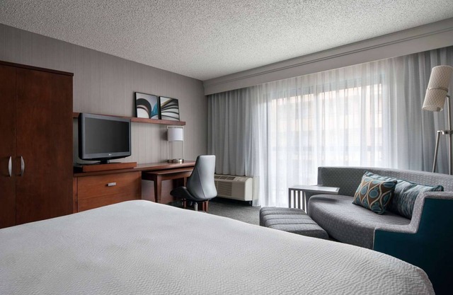 3 Tasteful Rooms Near Downtown LA – Ideal for Concerts & Shopping