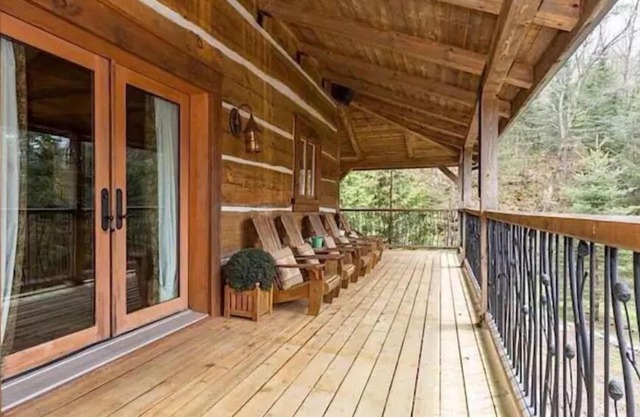 3 Waterfront Cottage with 2 Hot tubs on 2 acre