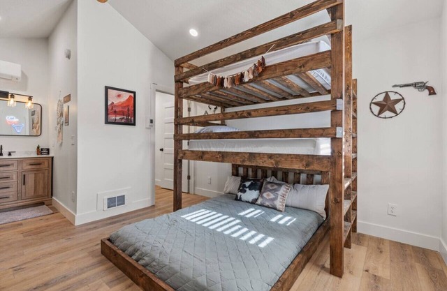 #3 Wild West Cabin! Newly Remodeled! AC! Sleeps 4!