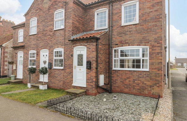 3 WILSON COTTAGES, pet friendly, with hot tub in Weaverthorpe
