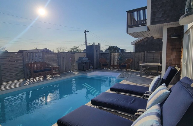 3 Yrs Young HOME & Heated Salt Water POOL - equally convenient to Ocean or Bay!