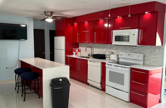 30 Day Minimum- 3BR & 2BA Family Retreat – Walk to Ocean