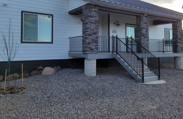 30+ day rental in Beautiful, Newly Built Cottage in Pine Valley