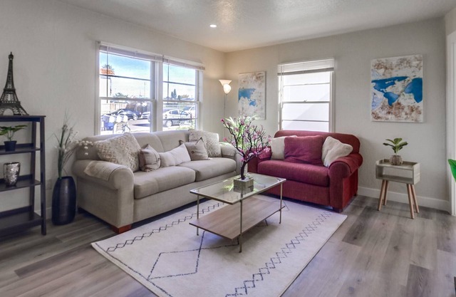 (30 days minimum) Lovely 3-Bedroom Home with 3 Queen Beds + Free Wi-Fi + Parking