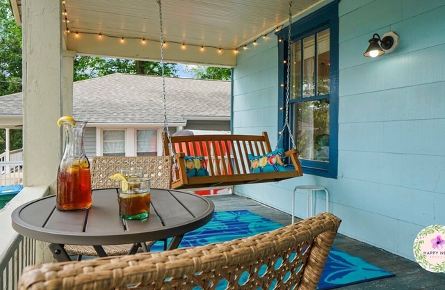 30 Days+ Ok! King-sized, Southern Comfort w/ Fast Wi-Fi + Close to Airport!