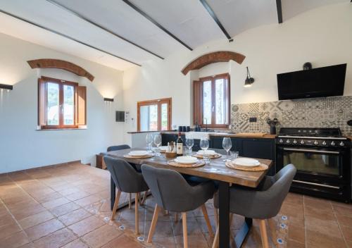 30 Min from Florence Jacuzzi, Wi-Fi & Parking