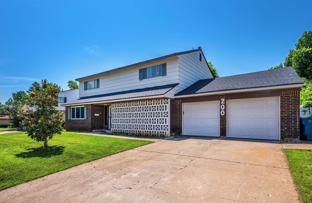 30 min to OU! Spacious 5 bedroom home with Private Pool and Hot Tub