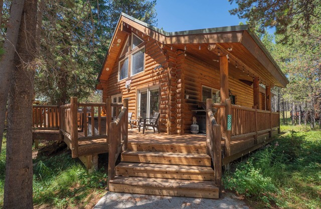 30 minutes to Yellowstone Stillwood Cabin Retreat with Hot Tub and Fire Table