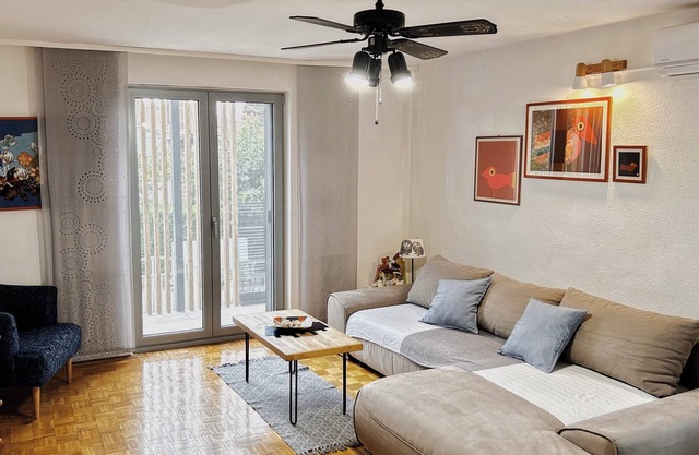 Amplio APARTAMENTO 2 + 1 con GRAN terraza A POCOS PASOS de SAND BEACH