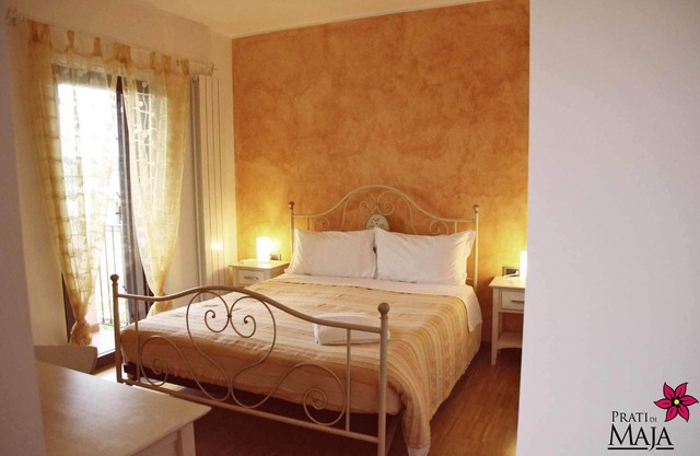 Estudio de 30 metros cuadrados: cocina americana con sala de estar, dormitorio y baño.