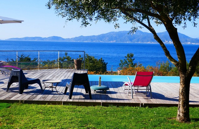 A 300 m de la playa, magnífica villa con piscina y vistas al mar.