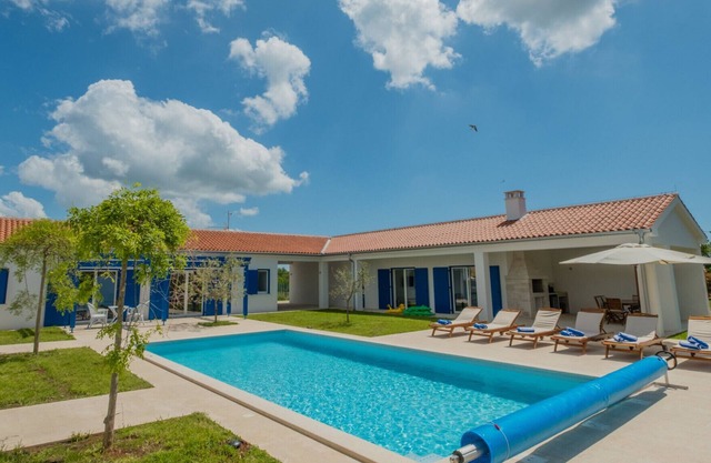Parcela de 3000 m2, con piscina climatizada de 50 m², jacuzzi, 2 pistas de tenis