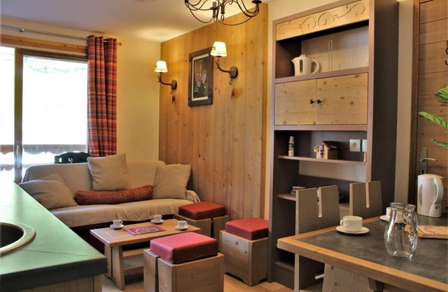 300m from resort center, 4th floor, view ski slopes, fitness, swimming pool, sauna, balcony, tv