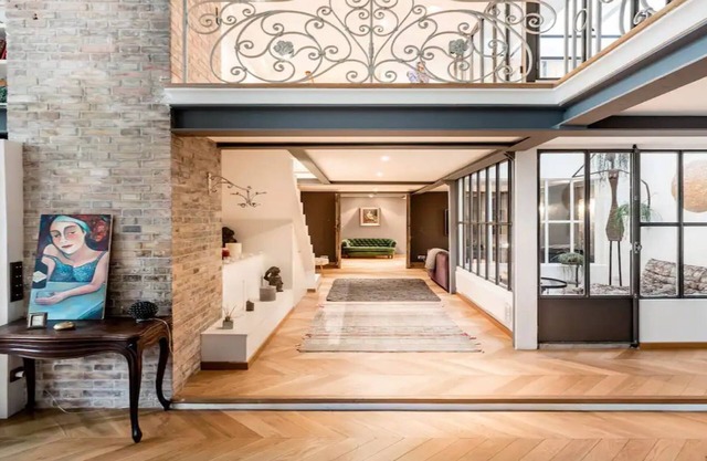 SPRAWL OUT ON A DESIGNER MAGNIFICENT LOFT IN THE LATIN QUARTER
