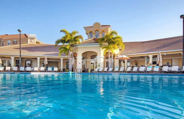 301 - Super Clean & Beautiful. Pools, Gym, Lake