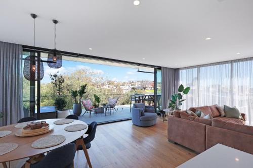 302 Penthouse Portarlington Waterfront Luxury sleeping 6 3 Queen Bedrooms 2 bathrooms Private Terrace Aircon and Heating