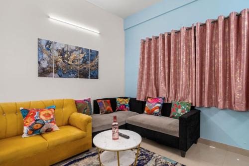 303 Woods 2BHK Lift, Koramangala 100feet road