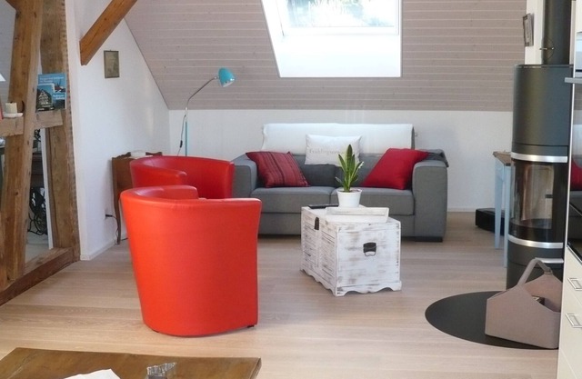31/2 room attic apartment with large terrace, lake view, 200 m to the lake