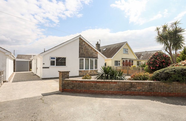 31 BEACH ROAD, with a garden in Morfa Bychan