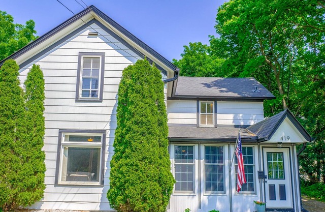 31+day rental. Cute & cozy home within a 10 minute walk to Downtown Stillwater!