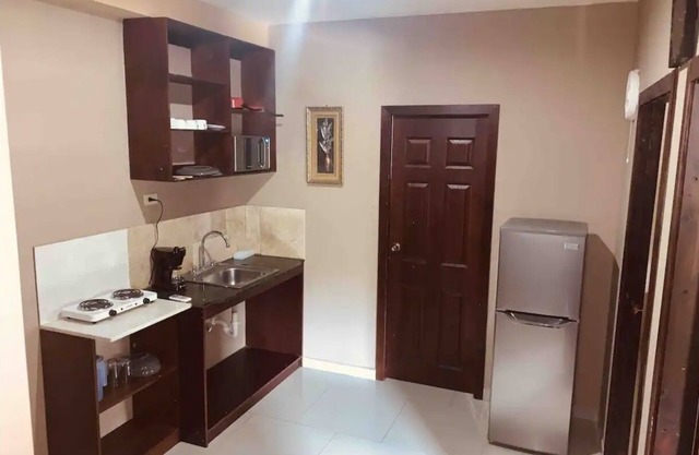 Apartamento 2 habitaciones, 2 camas, 1 baño, cocineta y parqueo.