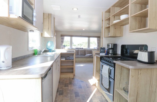31A FOXBURROW HANG, pet friendly, with a garden in Belton, Norfolk