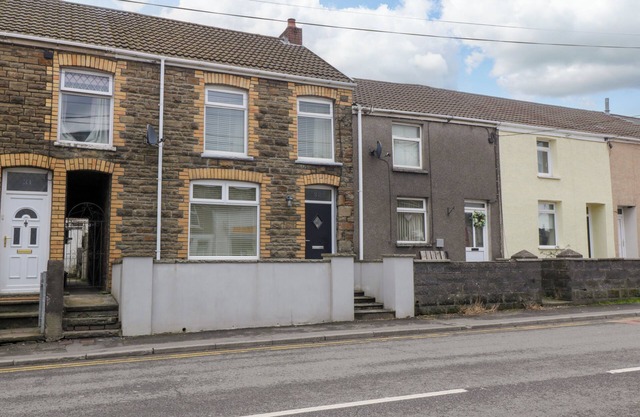 32 BRIDGEND ROAD, pet friendly, with a garden in Maesteg