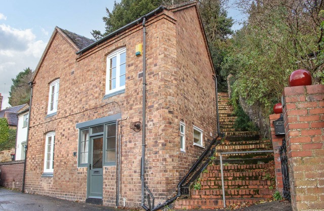 32 CHURCH HILL, character holiday cottage in Ironbridge