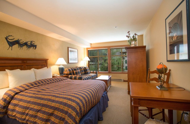 3309B - Queen Standard Powderhorn Lodge by RedAwning