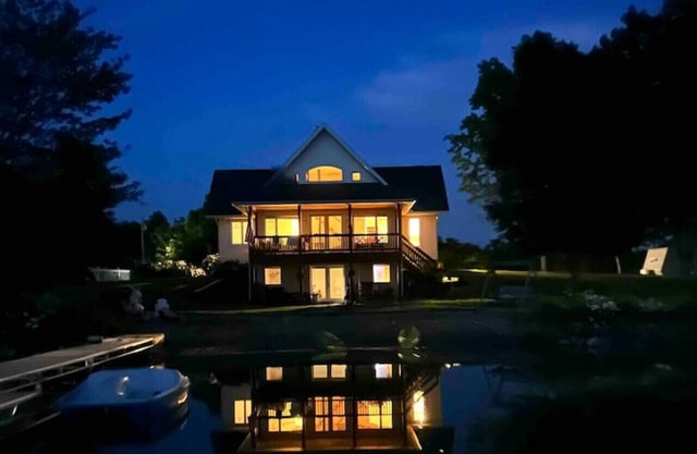 336) Lake house with lake toys!