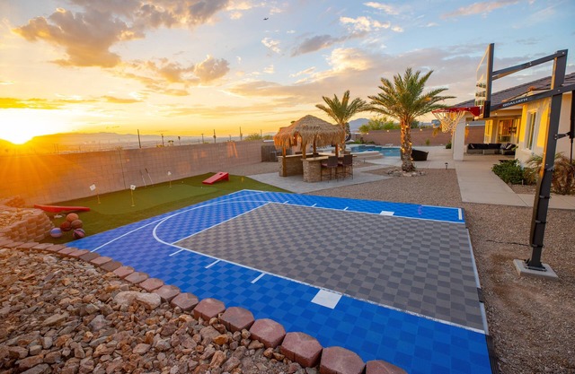 3400 SqFt House W/40Ft Heatable Pool/Spa- Strip View