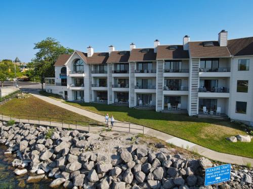 349 Edgewater Inn