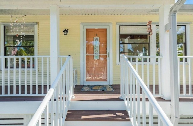 35 Palms Cottage-Relax & unwind in this centrally located 3 bedroom/2 bath home