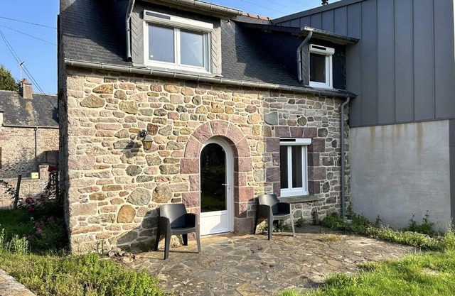351 - Charmante maison en pierre à Plévenon.
