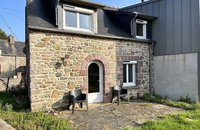351 - Charming stone house in Plévenon.
