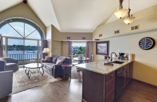 354 Edgewater Inn