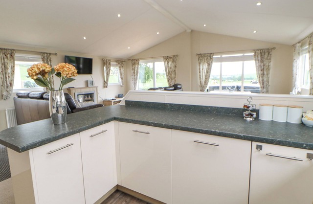 36 RAVEN'S REST, pet friendly, with hot tub in Armathwaite