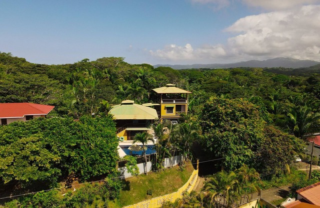 ¡VISTAS DE 360 GRADOS DE LAS MONTAÑAS Y EL OCÉANO! MINUTOS A LA PLAYA !!!