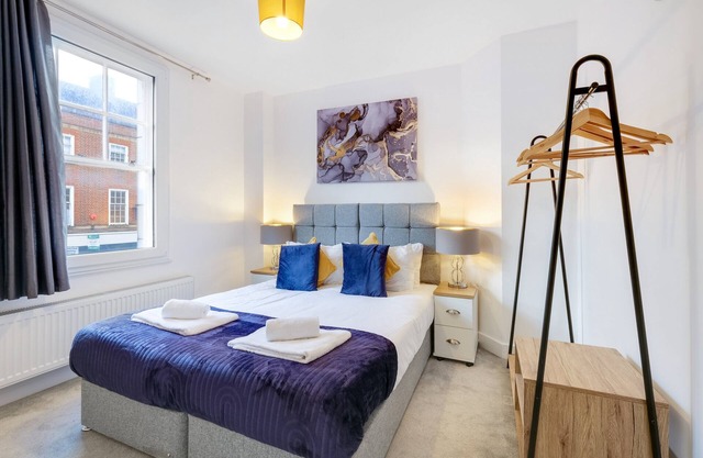 360 HP11 Easton St 6-4 - Eastons 2 Bedroom Apartment with Sofa Bed