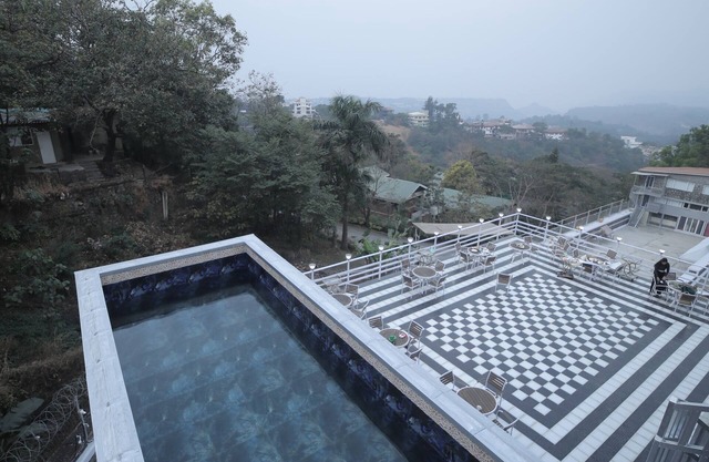 360 South, Khandala